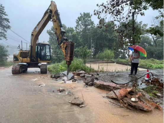 湖南交建S330淦田至古岳峰公路二期工程項(xiàng)目經(jīng)理部積極參與抗洪救災(zāi)工作